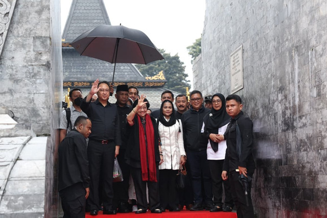 Ketum PDIP Megawati Soekarnoputri berziarah ke makam ayahnya yang merupakan Presiden pertama RI, Soekarno di Blitar, Jawa Timur, Minggu (14/6/2026). Foto: PDIP