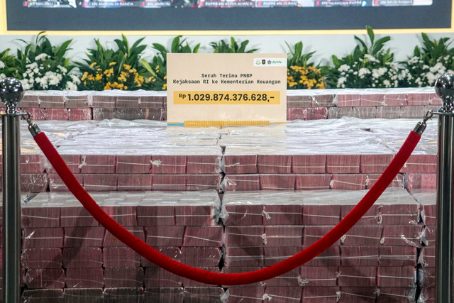 Kejaksaan Agung RI menyerahkan hasil lelang barang rampasan negara senilai Rp1.029.874.376.628 kepada Kementerian Keuangan dalam acara yang digelar di Badan Pemulihan Aset (BPA), Jakarta, Senin (15/6/2026). Foto: Iqbal Firdaus/kumparan