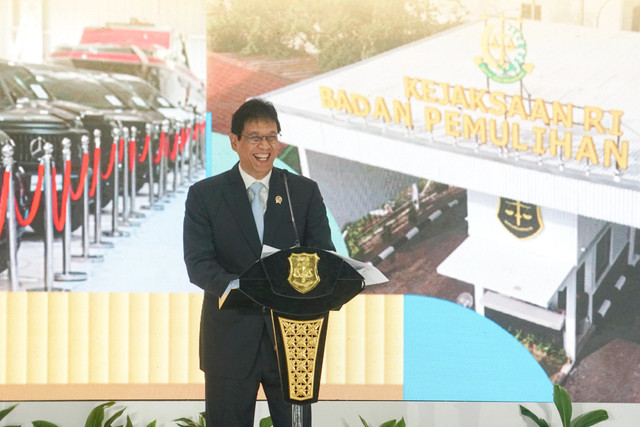 Menkeu Purbaya memberika paparan saat penyerahan hasil lelang barang rampasan negara senilai Rp1.029.874.376.628 kepada Kementerian Keuangan dalam acara yang digelar di Badan Pemulihan Aset (BPA), Jakarta, Senin (15/6/2026). Foto: Iqbal Firdaus/kumparan