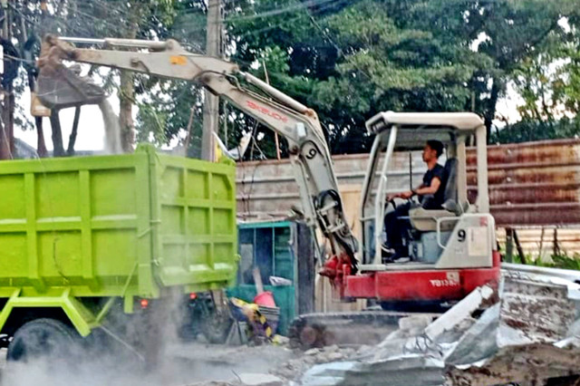 Proses pembongkaran bangunan berupa garasi di trotoar Jalan Ambon, Kota Bandung. Foto: Dok. Satpol PP Kota Bandung