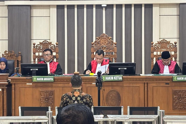 Ratusan warga Kabupaten Pati mendatangi Pengadilan Tipikor dalam sidang perdana eks Bupati Pati Sudewo. Foto: Intan Alliva/kumparan