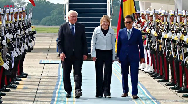 Presiden Republik Federal Jerman, Frank-Walter Steinmeier (kiri) dan istri disambut Menkes Budi Gunadi Sadikin setibanya di Indonesia, Jakarta, (15/6/2026). Foto: YouTube/ Sekretariat Presiden