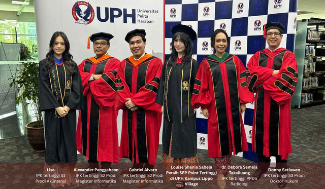 Para lulusan terbaik Universitas Pelita Harapan (UPH) dalam Wisuda Semester Ganjil Tahun Akademik 2025/2026 yang diselenggarakan pada 7–8 Mei 2026 di Grand Chapel UPH, Lippo Village, Karawaci, Tangerang.