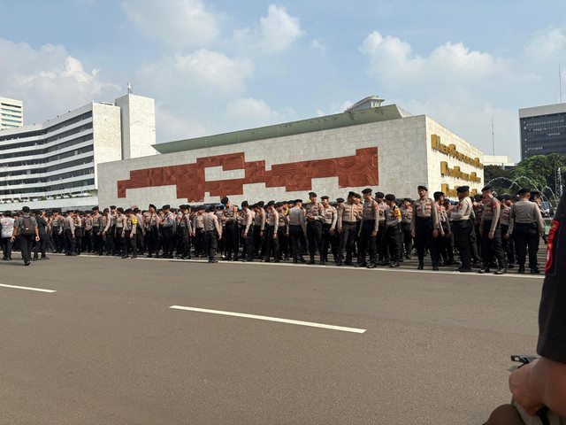 Polda Metro Jaya melakukan pengecekan senjata api pada personel saat apel pengamanan demo di Kompleks Parlemen, Senayan, Jakarta, Senin (15/6/2026). Foto: Nasywa Athifah/kumparan