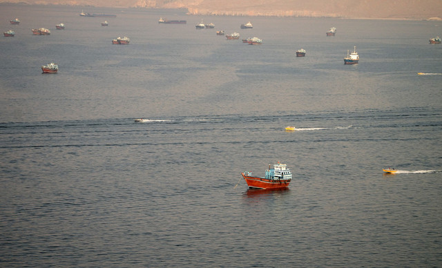 Kapal-kapal di Selat Hormuz, seperti terlihat dari Musandam, Oman, 14 Juni 2026. Foto: REUTERS/Stringer