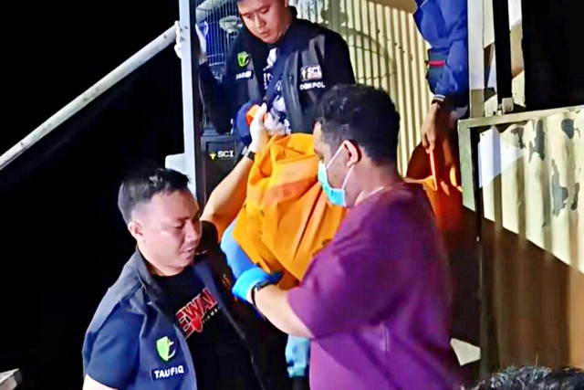 Petugas mengevakuasi jenazah Alda Nurul Alfia (24) yang tewas dibunuh suaminya di Kota Makassar, Sulawesi Selatan. Foto: Dok. Istimewa