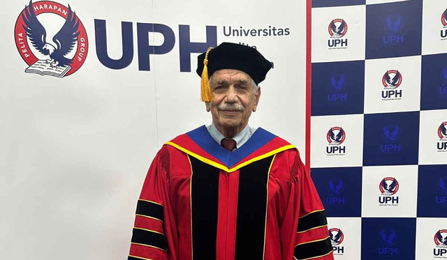 Dr. Wallace Wiley atau yang akrab disapa Dr. Wally mendedikasikan hidupnya untuk membuka akses pendidikan bagi masyarakat pedalaman Papua. Atas dedikasi tersebut, Universitas Pelita Harapan (UPH) menganugerahkan gelar akademik kehormatan Doktor Honoris Causa (H.C.) di bidang Manajemen kepada Dr. Wally pada Wisuda Semester Ganjil Tahun Akademik 2025/2026 yang berlangsung pada 7 Mei 2026 di Grand Chapel UPH, Lippo Village, Karawaci, Tangerang.