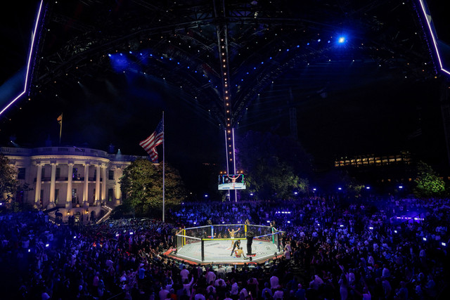 Sean O'Malley mengalahkan Aiemann Zahabi dalam pertarungan kelas bantam di UFC Freedom 250 di South Lawn Gedung Putih di Washington, DC, AS, 14 Juni 2026. Foto: REUTERS/Evan Vucci/Pool