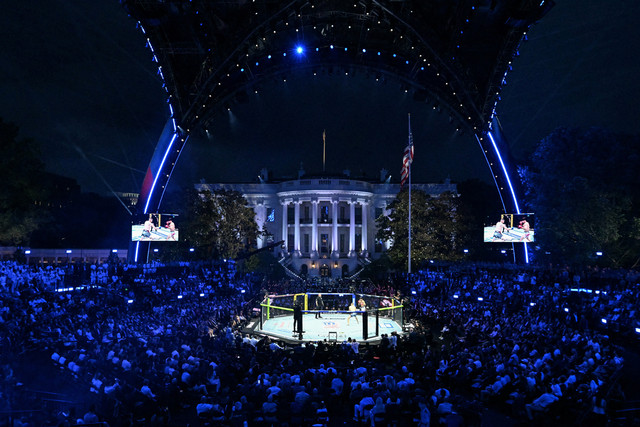 Pemandangan keseluruhan selama pertarungan kelas bulu pertama antara Diego Lopes dari Brasil dan Steve Garcia dari Amerika Serikat dalam acara seni bela diri campuran "UFC Freedom 250" di halaman selatan Gedung Putih di Washington, DC, 14 Juni 2026.  Foto: KENT NISHIMURA/Pool via REUTERS