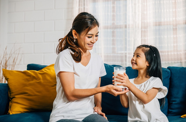 Ilustrasi anak minum susu formula. Foto: Sorapop Udomsri/Shutterstock