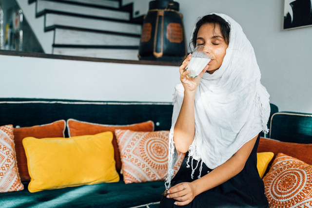 Ilustrasi minum susu. Foto: Pexels