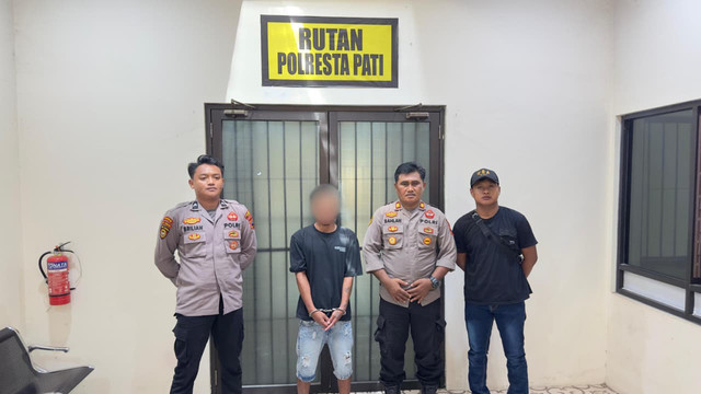 Tersangka pembakaran rumah orang tuanya, MI (27) saat diamankan dan ditahan di Rutan Mapolresta Pati, Minggu (14/6). Foto: Dok. Polresta Pati