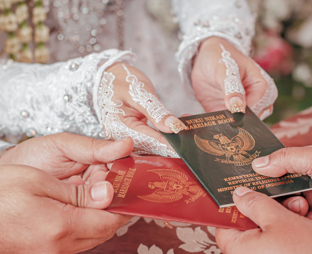Serah terima surat nikah foto by Pexels