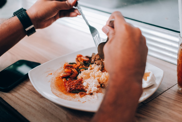 Seseorang sedang makan foto by Pexels