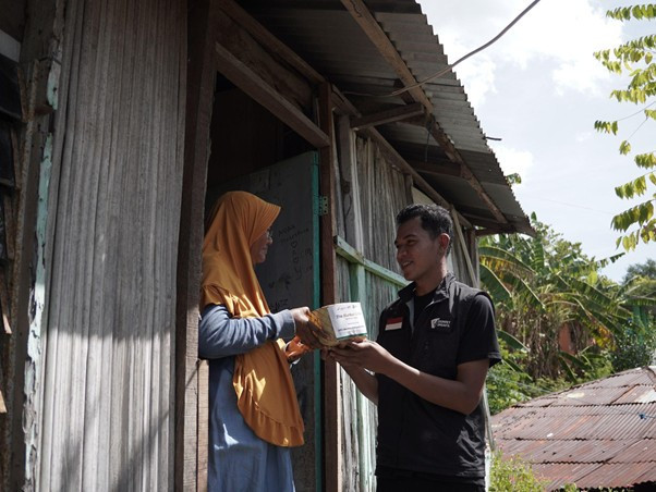 Pembagian daging kurban melalui wadah ramah lingkungan, dilakukan Dompet Dhuafa bersama UPZ Pertamina Retail, giat ini dalam upaya pemerataan konsumsi daging di pelosok Indonesia pada Tebar Hewan Kurban 1447 H.