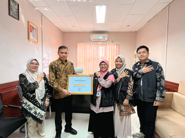 Layanan Kesehatan Cuma-Cuma (LKC) Dompet Dhuafa Sumatera Selatan menerima penghargaan dari Pemerintah Kabupaten Muara Enim atas kontribusinya dalam pelaksanaan Program Kawasan Sehat dan Pos Sehat Pagar Dewa periode 2024-2026, pada Senin (11/6).