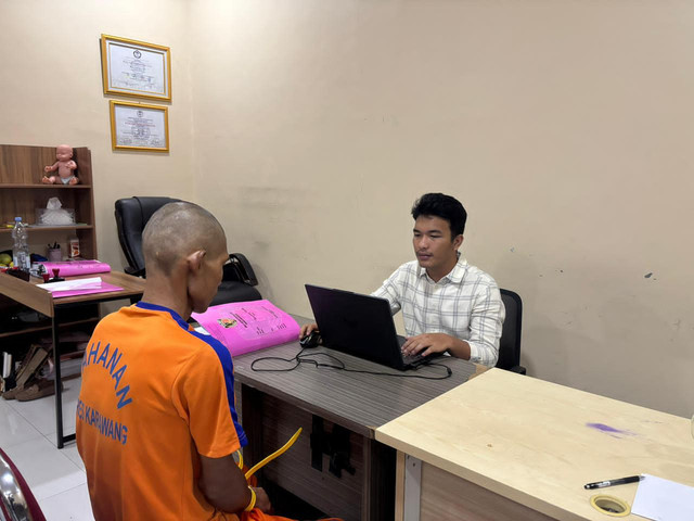 Seorang pria berinisial J (37), warga Kecamatan Telagasari, Kabupaten Karawang ditangkap polisi karena tega memperkosa anak kandungnya sendiri yang baru berusia 3 tahun. Foto: Dok. Polres Karawang
