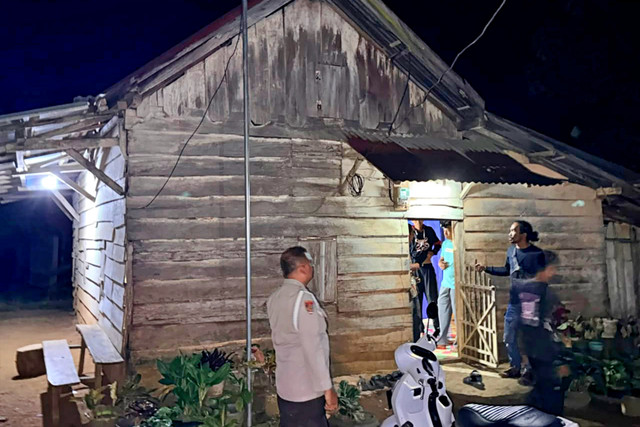 Tim Polsek Buay Pemaca, OKU Selatan, melakukan olah TKP serta pemeriksaan saksi di tempat kejadian. Foto: Dok. Istimewa