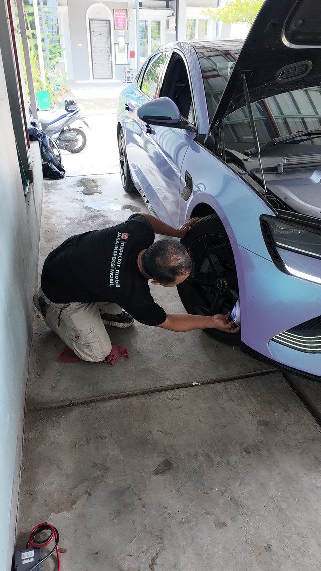 Sundoro Edi Pranoto pemilik Inspector Mobil saat melakukan pengecekan. Foto: Dok. Sundoro