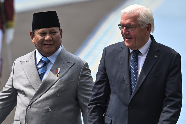 Presiden Prabowo Subianto bersama Presiden Jerman Frank Walter Steinmeier berjalan memeriksa pasukan di Istana Merdeka, Jakarta, Senin (15/6/2026). Foto: Bayu Pratama S/ANTARA FOTO