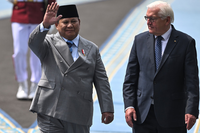 Presiden Prabowo Subianto bersama Presiden Jerman Frank Walter Steinmeier berjalan memeriksa pasukan di Istana Merdeka, Jakarta, Senin (15/6/2026). Foto: Bayu Pratama S/ANTARA FOTO