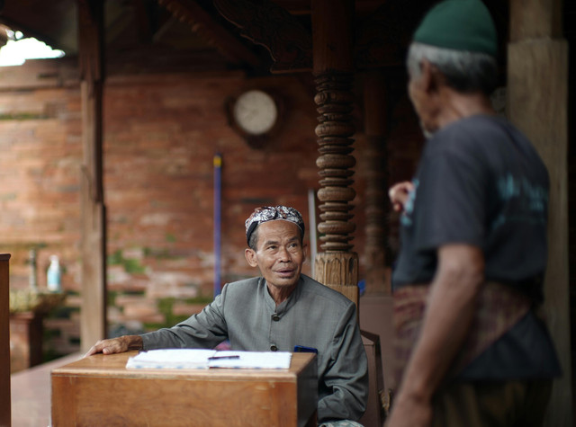 Seorang juru kunci makam foto by Pexels