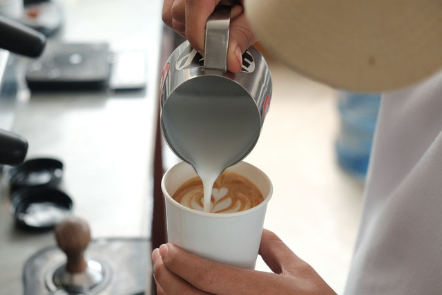 Ilustrasi memahami apakah fenomena banyak ritel modern ke bisnis F&B jadi latar belakang Bean Spot. Foto: Pexels