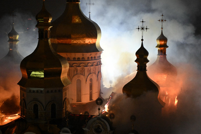 Asap dan api membubung dari Katedral Dormisi di kompleks Ortodoks Kyiv Pechersk Lavra setelah serangan rudal Rusia di Kiev, Ukraina, Senin (15/6/2026). Foto: Genya Savilov / AFP