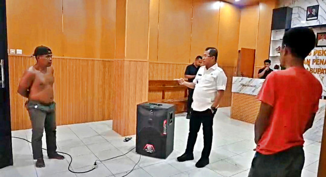 Bupati Kupang Yosef Lede pergoki pegawai minum miras saat sidak Kantor Dinas PUPR. Foto: Dok. Istimewa