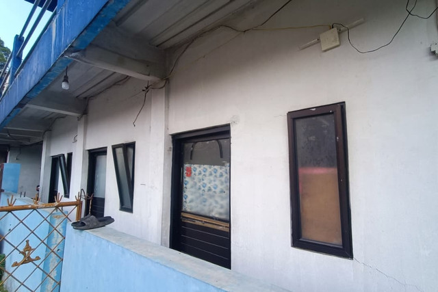 Kamar kos yang ditempati seorang wanita yang diduga menjadi korban penyekapan dan aniaya oleh pacarnya di Cinunuk, Kecamatan Cileunyi, Kabupaten Bandung, Senin (15/6/2026). Foto: Abisatya Ramdhani/kumparan