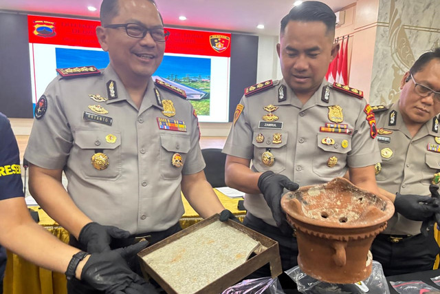 Polisi saat menunjukan barang bukti seperti tungku pembakaran yang diduga menjadi penyebab tewasanya satu keluarga saat glamping di Posong saat konpers pada Senin (15/6/2026). Foto: Intan Alliva Khansa/kumparan
