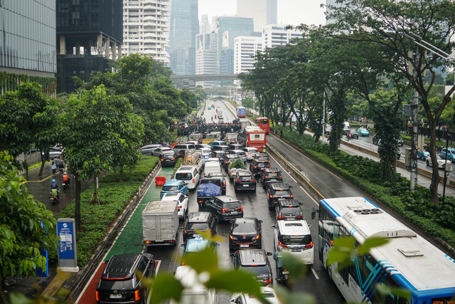 Kepadatan lalu lintas saat unjuk rasa mahasiswa di Jalan Jenderal Sudirman, Jakarta, Senin (15/6/2026). Foto: Iqbal Firdaus/kumparan