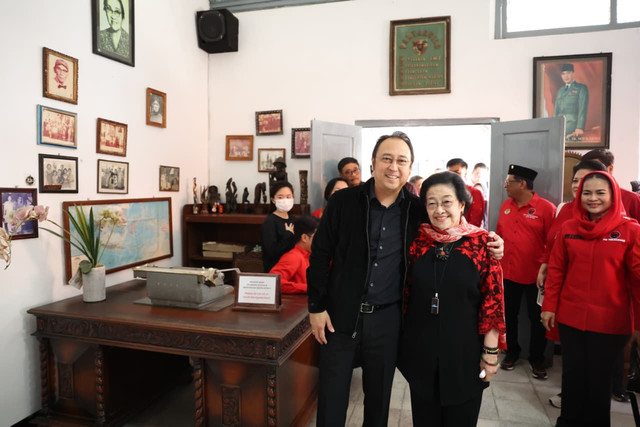 Ketum PDIP Megawati Soekarnoputri napak tilas ke rumah ayahnya Presiden Soekarno di Istana Gebang, Blitar, Senin (15/6/2026). Foto: PDIP