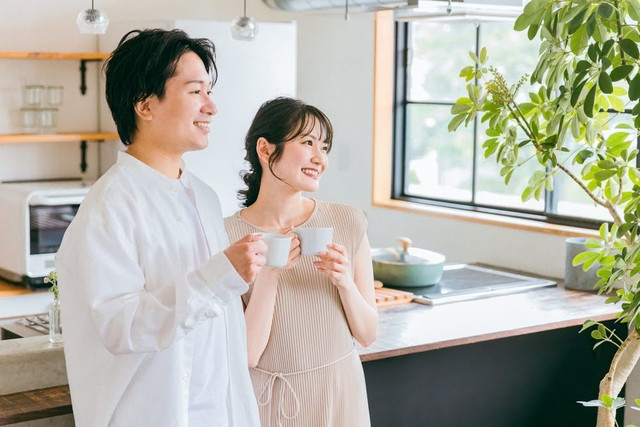 Studi menemukan bahwa mindful consumption dapat menjadi wujud menyayangi diri sendiri karena berkorelasi terhadap rasa cukup. Foto: Shutterstock