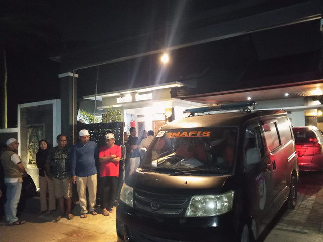 Inafis Polres Purwakarta saat melakukan olah TKP di rumah korban, Minggu (14/6). Dok. Istimewa