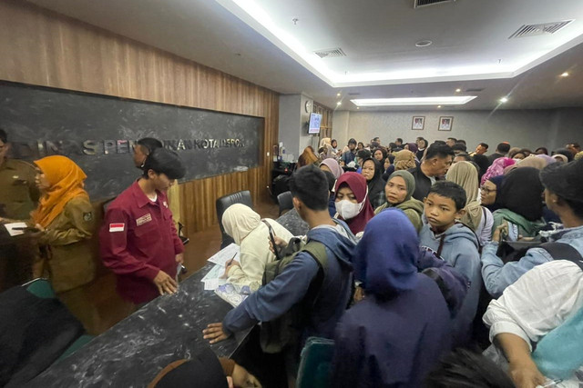 Gangguan upload dokumen SPMB 2026 dikeluhkan puluhan orang tua siswa yang memadati kantor Dinas Pendidikan Kota Depok, Senin (15/6/2026). Foto: kumparan