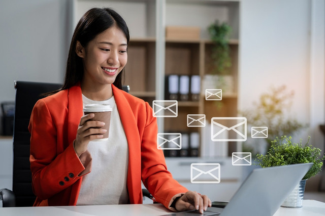 Ilustrasi mengirimkan email untuk bisnis. Foto: THICHA SATAPITANON/Shutterstock