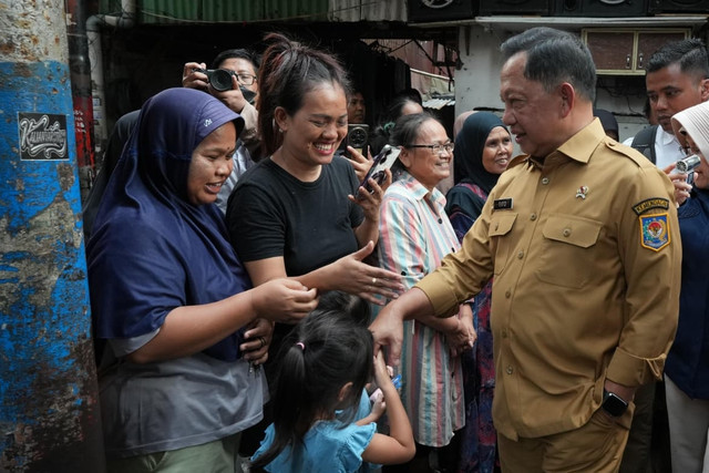 Mendagri Tito Karnavian meninjau penerima bantuan bedah rumah di Kelurahan Kalianyar, Kecamatan Tambora, Jakarta Barat, Senin (15/6/2026). Foto: Kemendagri RI