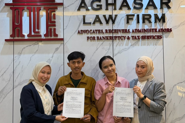 Simbolis penandatanganan surat kuasa dari orang tua MWP, korban bullying di Jakarta kepada Aghasar Law Firm di Kantor Aghasar Law Firm, Jakarta, Jumat (12/6/2026). Foto: Aghasar Law Firm