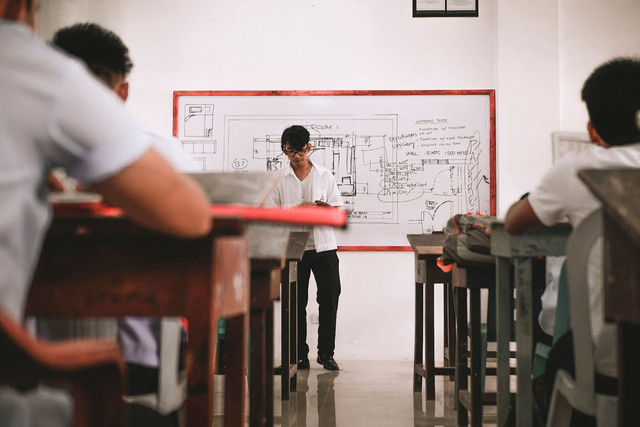 Sumber: Photo by Apollo Toza from Pexels: https://www.pexels.com/photo/man-in-white-shirt-standing-near-white-board-5299833/