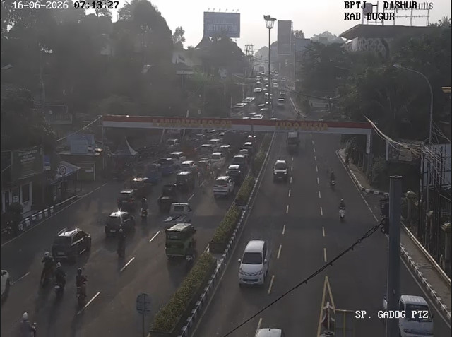 Kondisi arus lalu lintas di Simpang Gadog yang mengarah ke kawasan wisata Puncak, Kabupaten Bogor, Selasa (16/6/2026). Foto: CCTV Dishub Kabupaten Bogor
