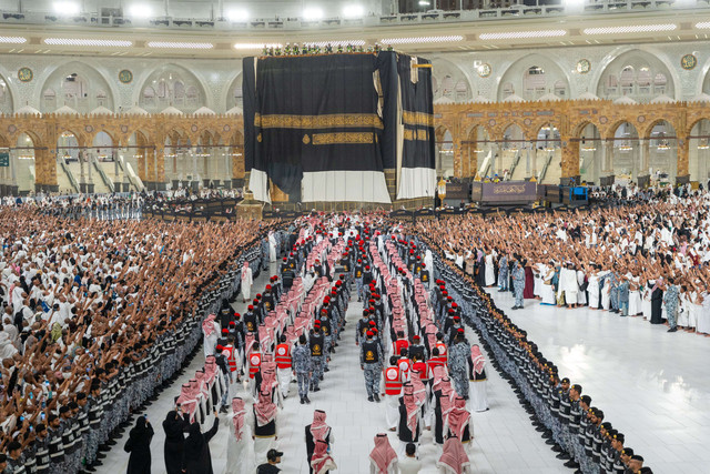 Prosesi penggantian kiswah disaksikan oleh jemaah umrah di area mataf, 15/6/2026. Foto: Dok. AlharamainSA