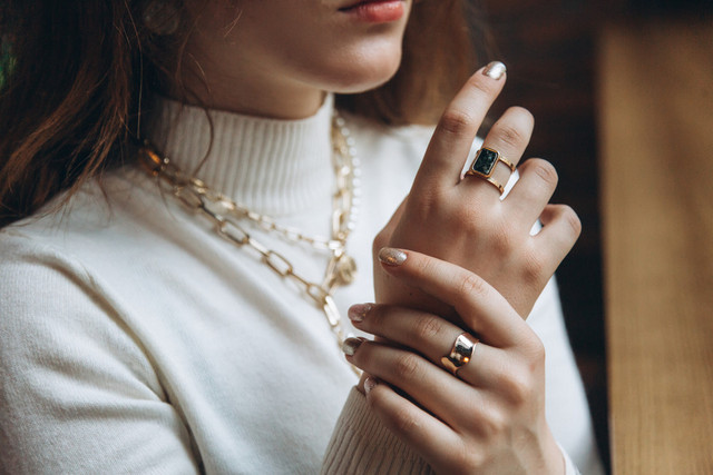 Stacking jewelry kini jadi gaya fesyen anak muda. Foto: dok. Shutterstock.