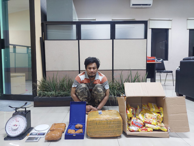 Tersangka dan barang bukti ganja di dalam paket berisi mie instan. Foto: Dok. Istimewa
