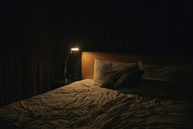 Ilustrasi overthinking sebelum tidur. Foto Unsplash.