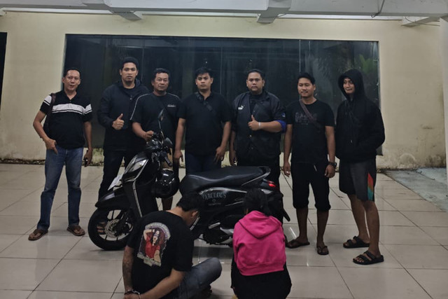 Sejoli ditangkap polisi atas kasus pencurian motor di Depok. Foto: Dok. Istimewa