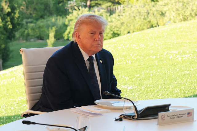 Presiden AS Donald Trump berpartisipasi dalam makan malam kerja para pemimpin G7 selama KTT G7 di Hotel Royal Evian , Senin (15/6/2026). Foto: Anna Moneymaker/Getty Images/AFP