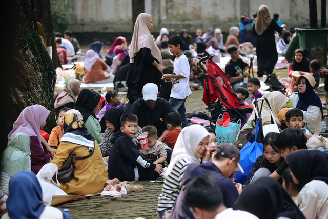 Masyarakat mengunjungi Taman Margasatwa Ragunan, Jakarta, Selasa (16/6/2026). Foto: Jamal Ramadhan/kumparan