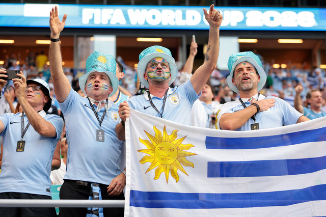 Para penggemar Uruguay di dalam stadion sebelum pertandingan Grup H Piala Dunia FIFA 2026 antara Arab Saudi vs Uruguay di Stadion Miami, Miami Gardens, Florida, AS, Senin (15/6/2026). Foto: SAM NAVARRO/IMAGN IMAGES via Reuters