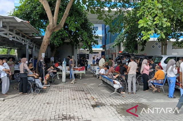 Warga dan pasien di RS Samaritan berhamburan keluar karena panik akibat gempa bumi tektonik dengan magnitudo 6,7 mengguncang wilayah Kota Palu, Sulawesi Tengah, Selasa pukul 10.27 WIB. Foto: Nur Amalia Amir